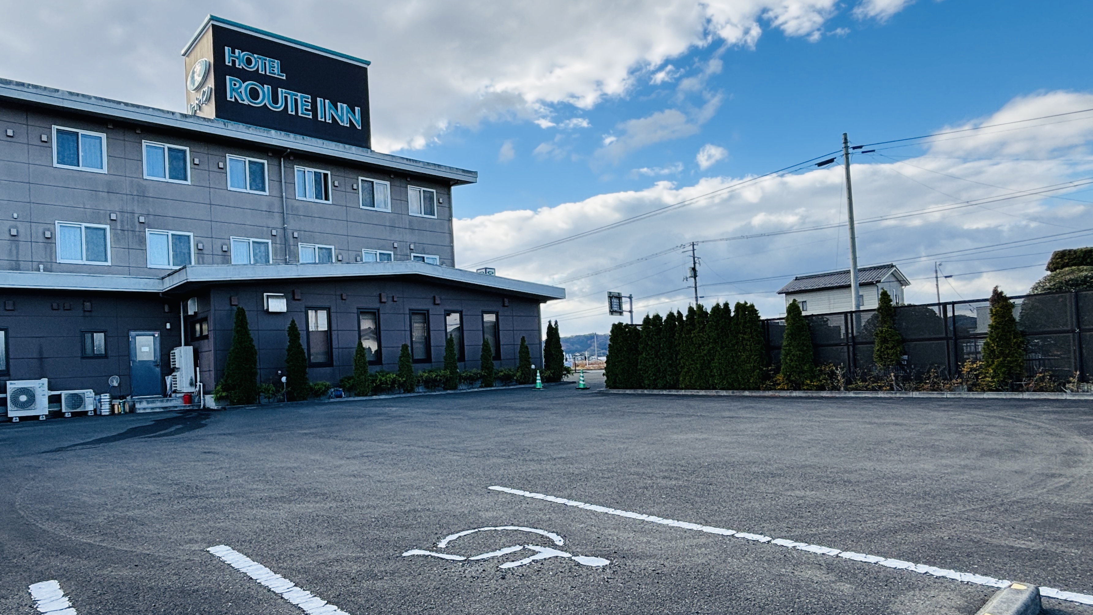 ・おもいやり駐車場（建物裏手にございます）