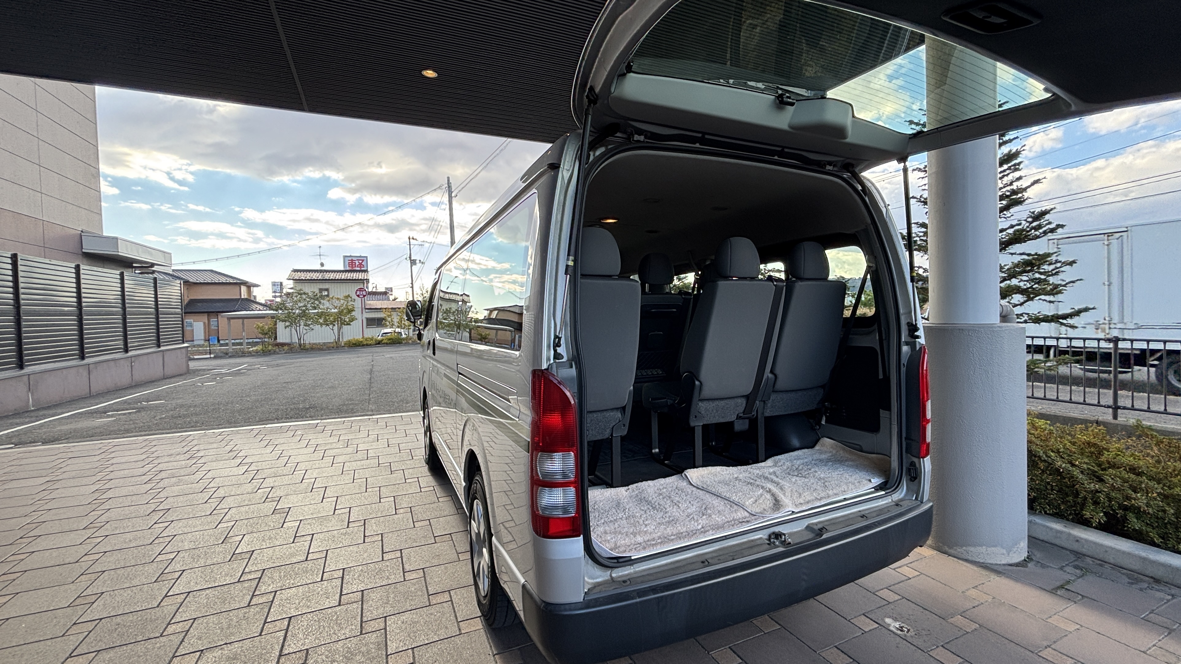 ・「仙台空港行き」　無料送迎バス　スーツケースは後方でお預かりします