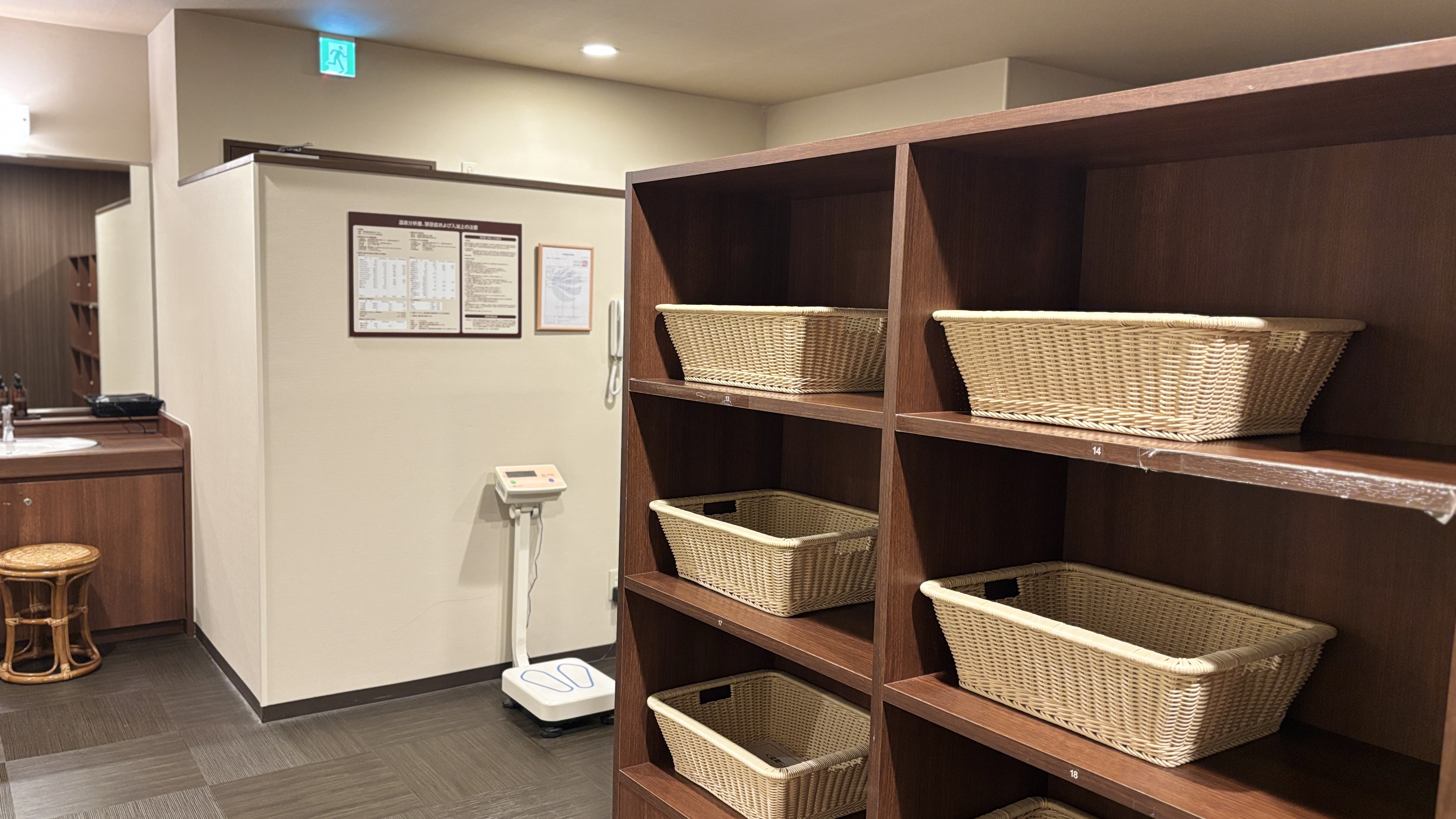 ・男性大浴場　「脱衣所」