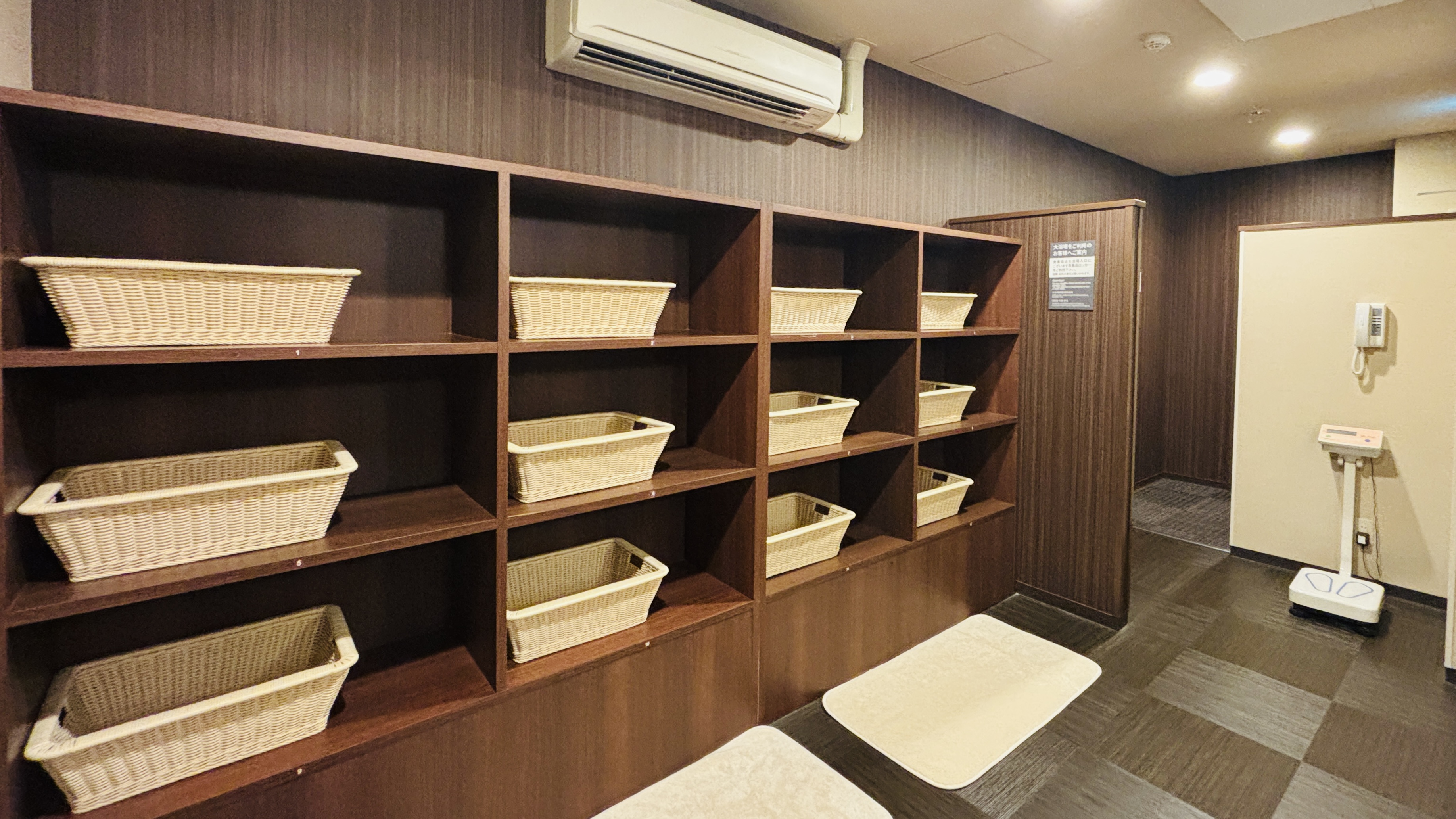 ・女性大浴場　「脱衣所」