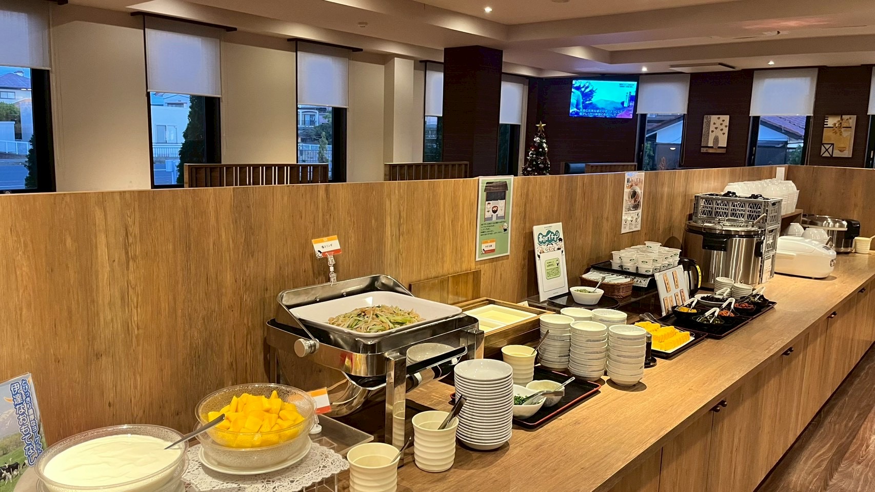 ・朝食　（無料バイキングサービス）