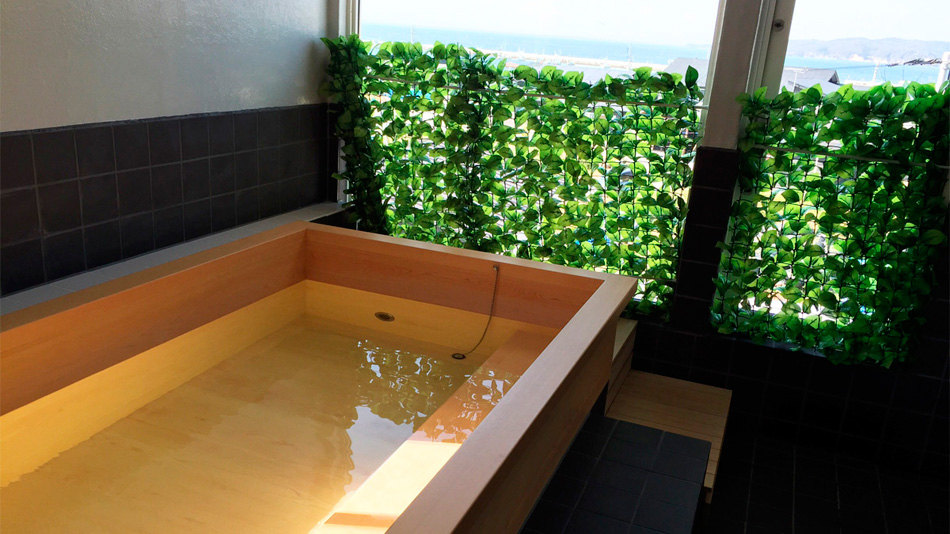 *お風呂／海も眺められる気持ちの良いお風呂は、男女別に1ヶ所ずつ。