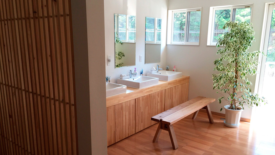 *洗面所／共同利用の洗面所。明るくゆったりとしたスペースをとっております。