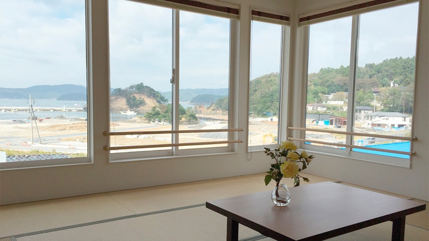 *客室一例／大きな窓から海を眺められる海側のお部屋。12.5畳で広々お過ごしになれます。