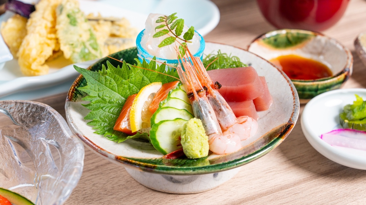 【連泊×早期予約60日前】夕朝食付が15％OFF｜展望風呂から朝日を望み 美味しい食事に癒される島旅