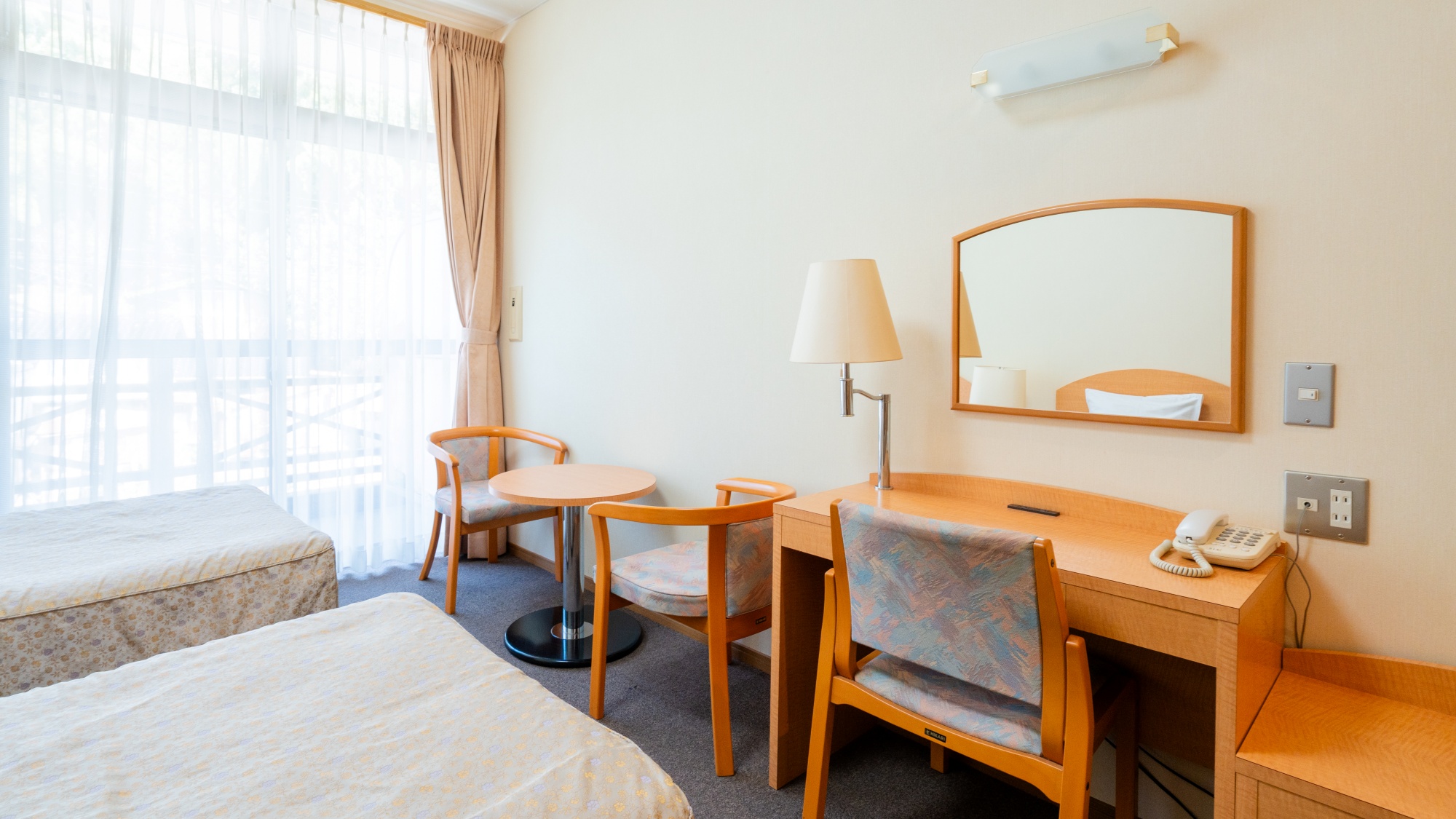 *洋室一例/お部屋にデスクをご用意。ビジネス利用にもオススメです。
