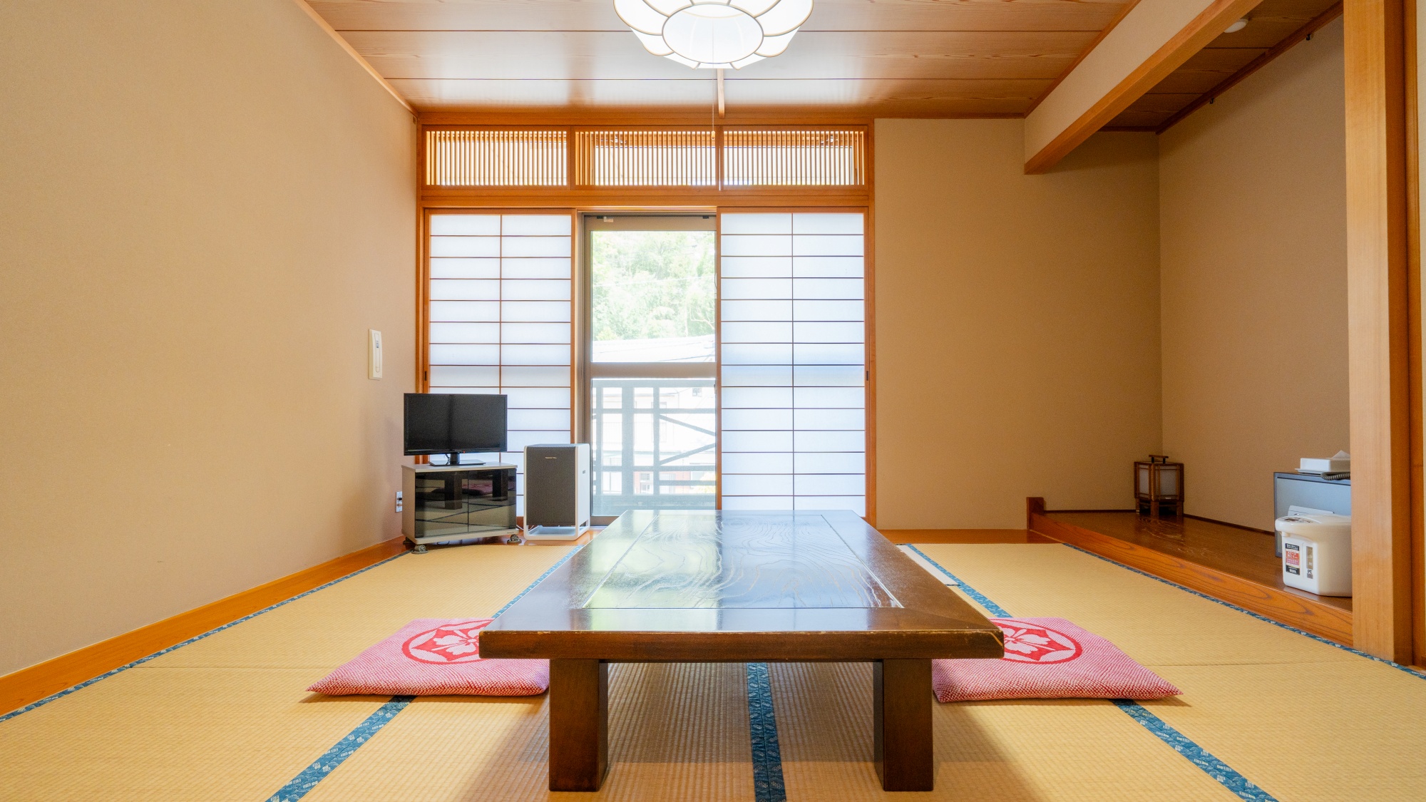 *和室一例/山側(8畳)窓からは豊かな自然を一望できます。