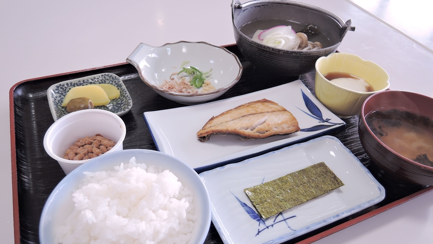 *朝食一例/焼き魚や温かい鍋物を中心とした和朝食。早い出発でも嬉しい午前7時00分からご用意可能