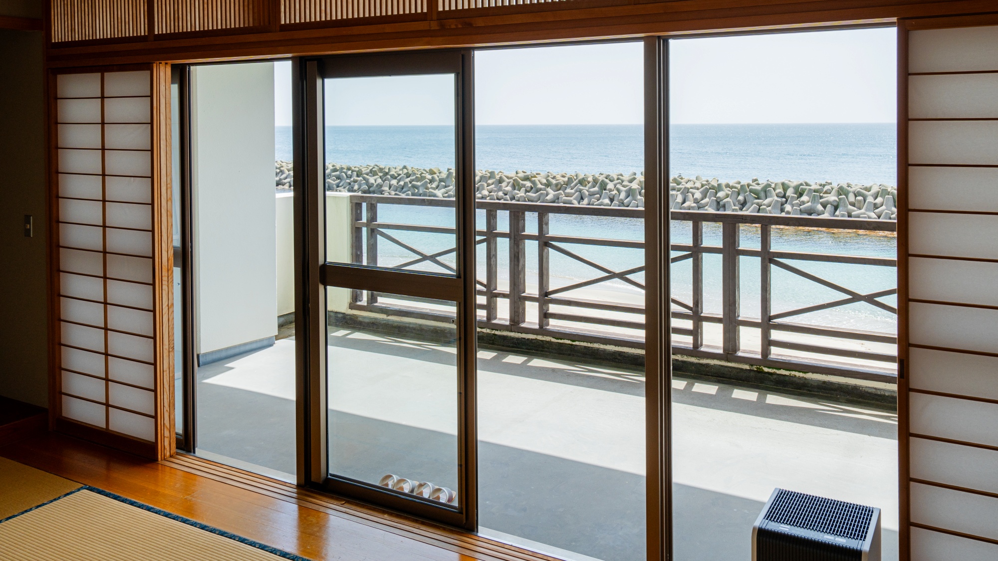 *和室一例/海側(12畳)｜窓いっぱいに広がる青い海を一望できます。