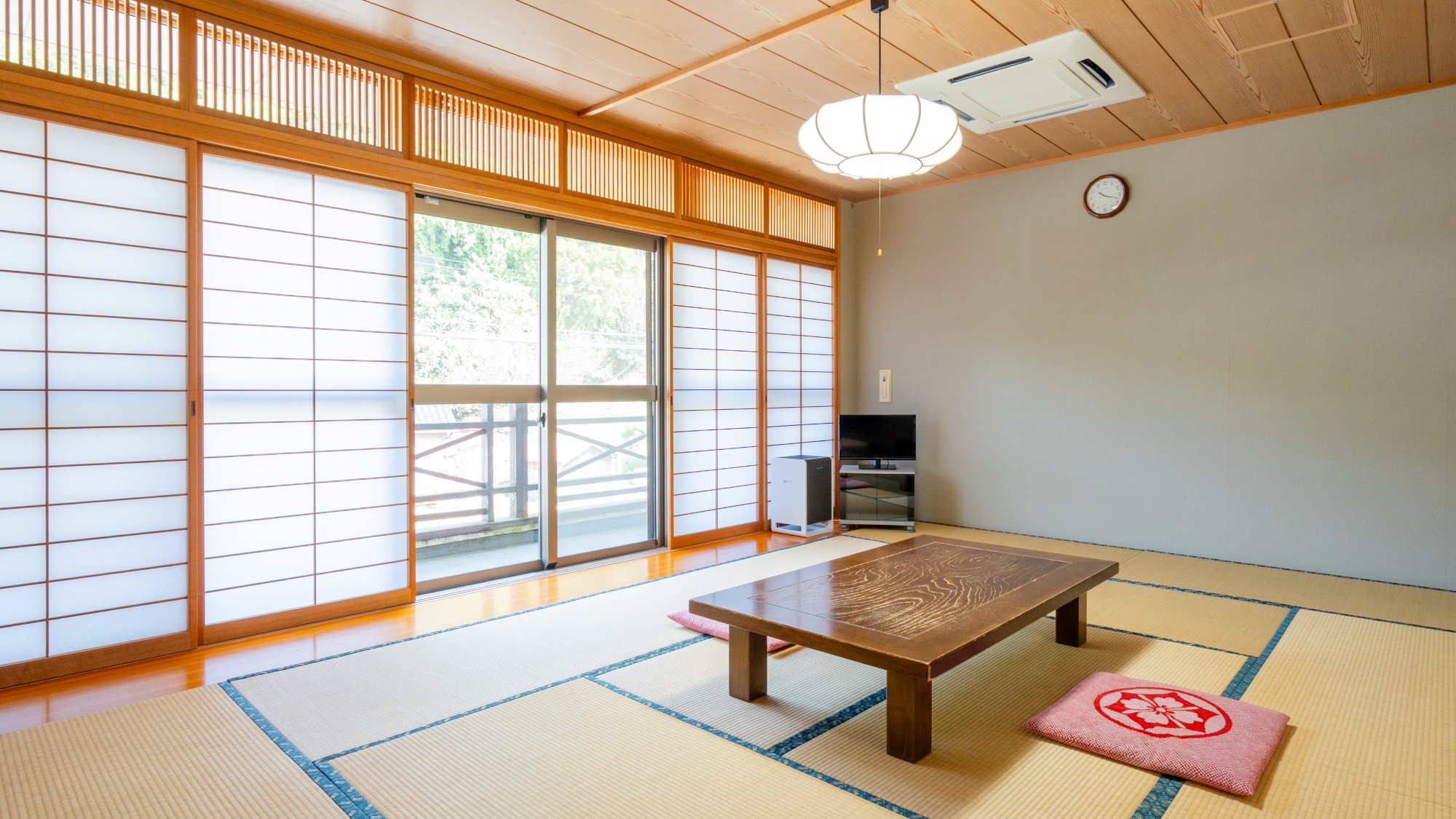 *和室一例/山側(12畳)窓からは豊かな自然を一望できます。