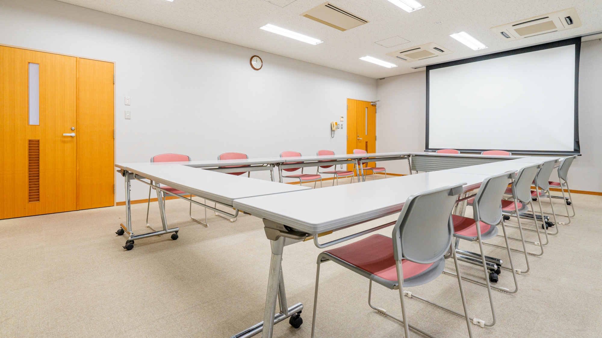 *会議室/スクリーン完備で、研修やプレゼンテーションにも対応可能な会議室を完備しております。