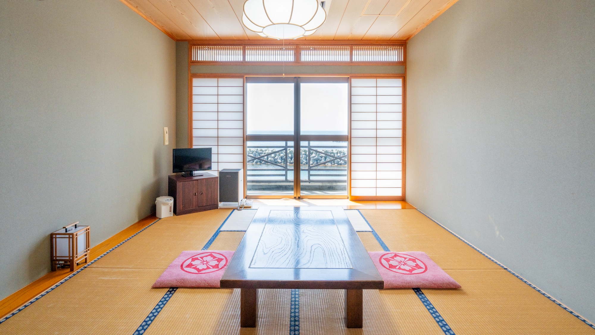 *和室一例/海側(10畳)｜目の前に広がる絶景の海をご堪能ください。
