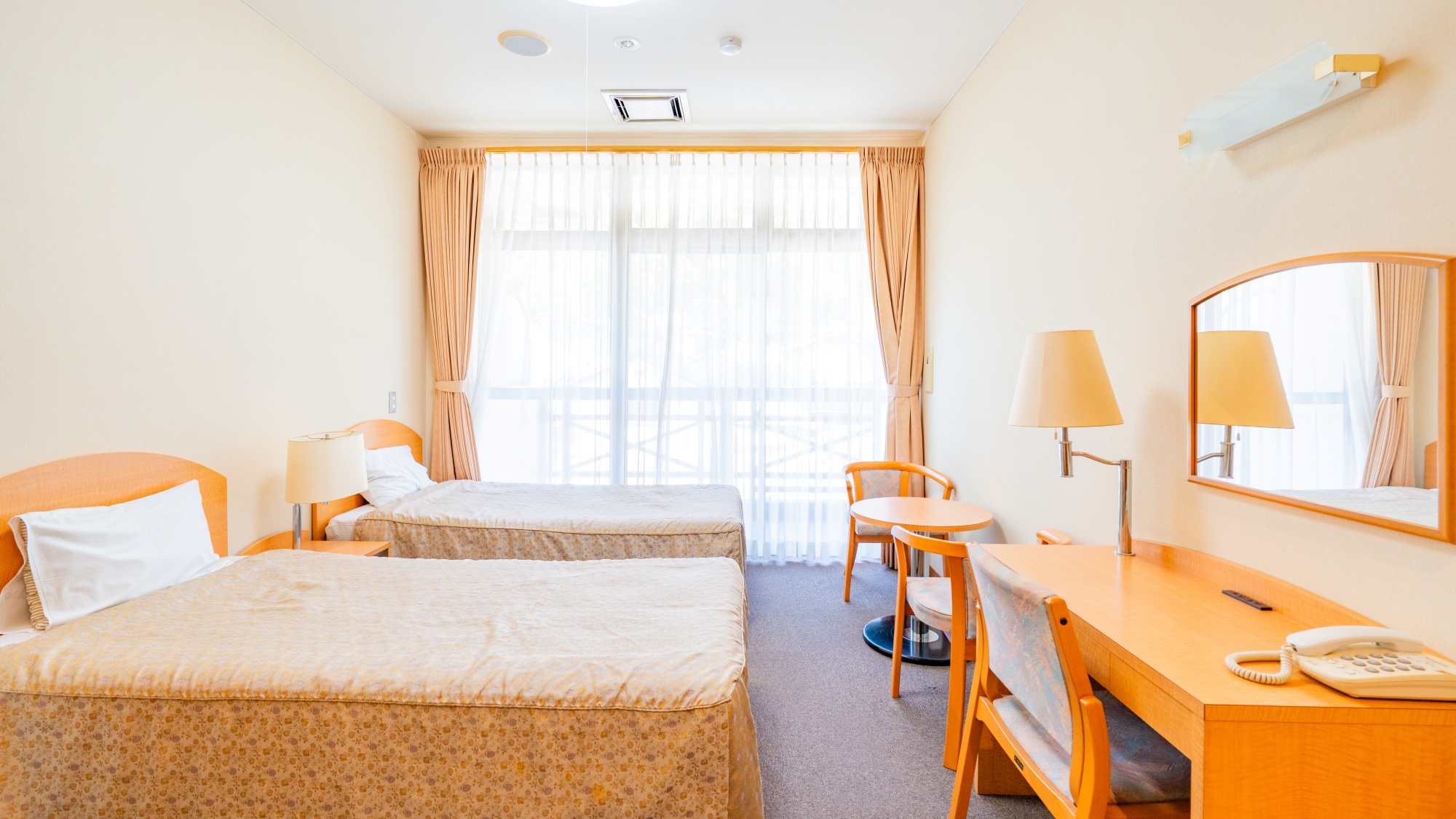 *洋室一例/明るくてシングルベッドが2台並んだお部屋。旅の疲れをベッドでゆっくり癒してください。