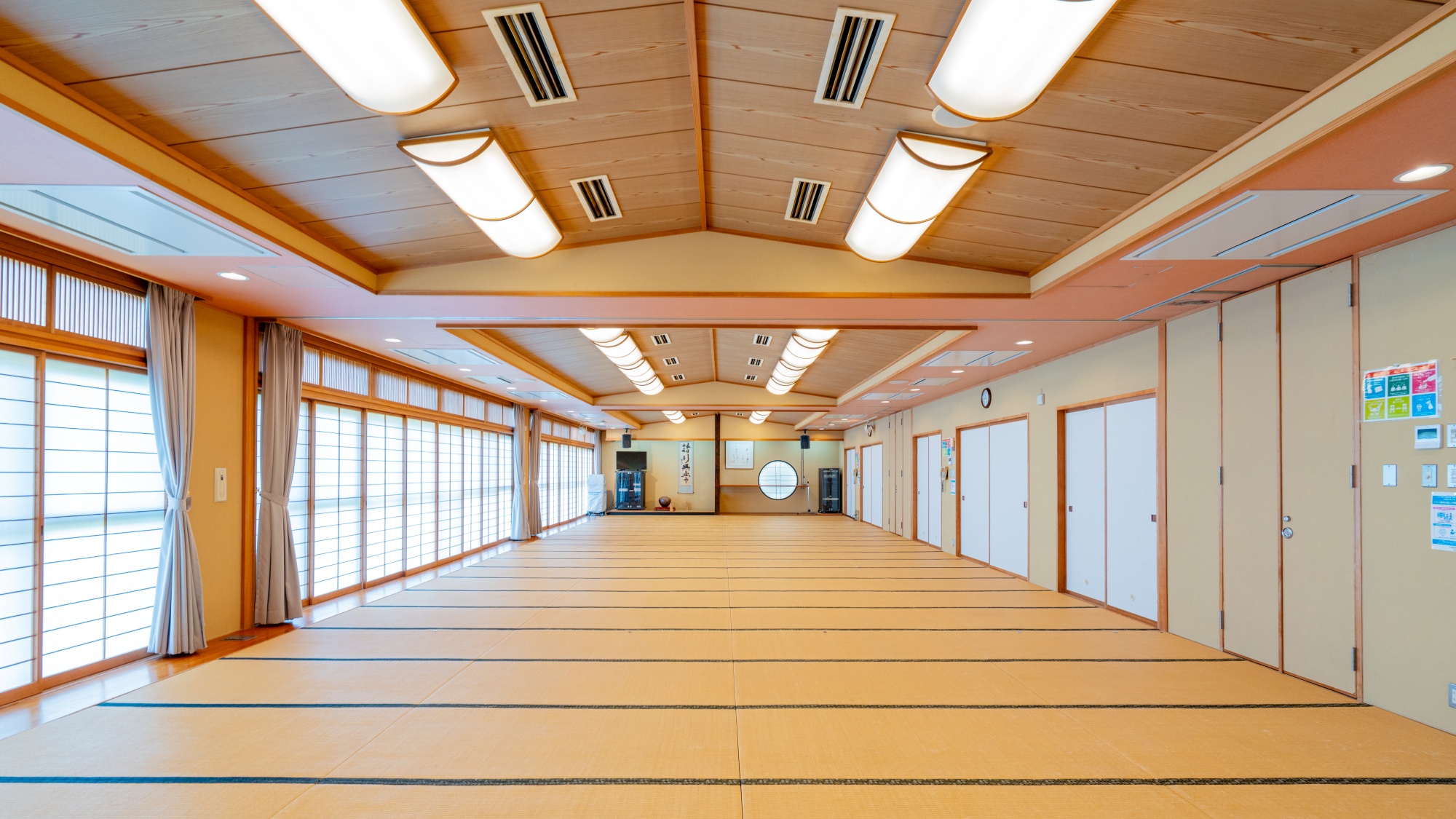 *宴会場/大人数でもゆったりとご利用いただける、開放感あふれる宴会場を完備しております。