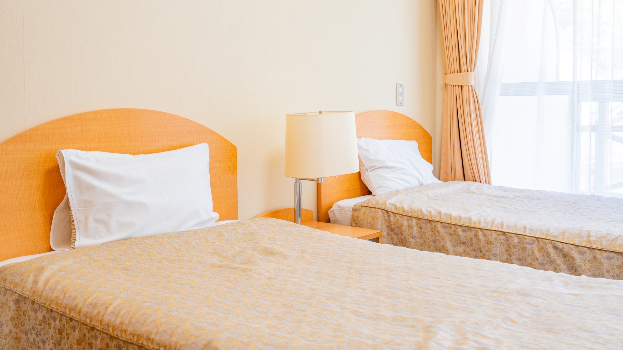 *洋室一例/シンプルながらも使い勝手の良いお部屋。一人旅利用も歓迎！