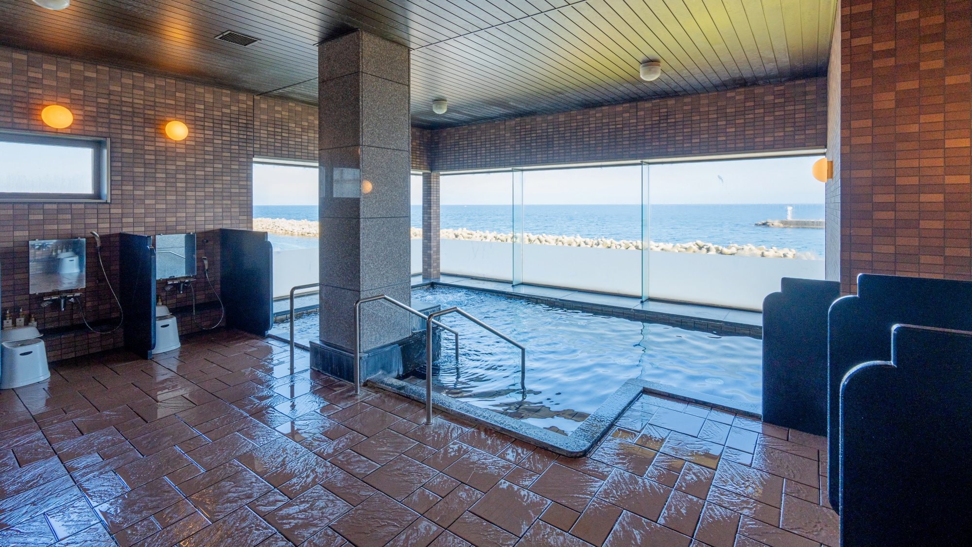*温泉/洗い場も複数あって、ゆったりご入浴をお楽しみいただけます。