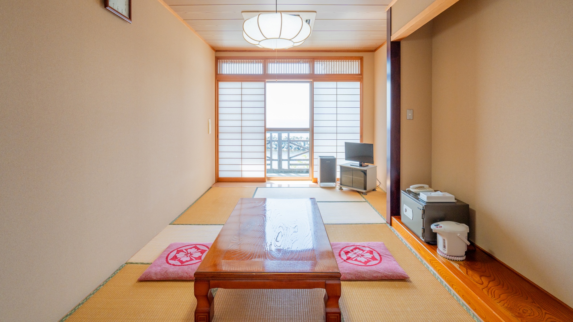 *和室一例/海側(9.5畳)目の前に広がる絶景の海をご堪能ください。
