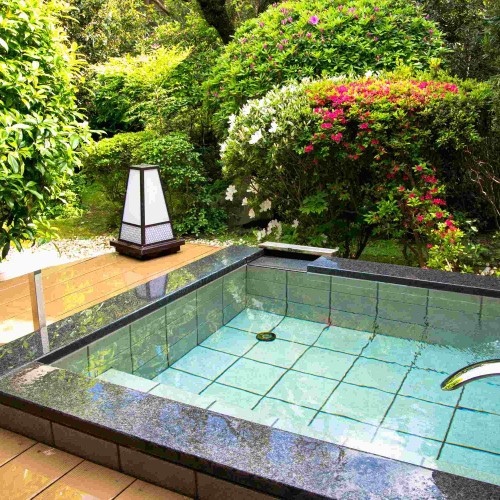 お庭を眺めながらかけ流しの温泉をお楽しみください