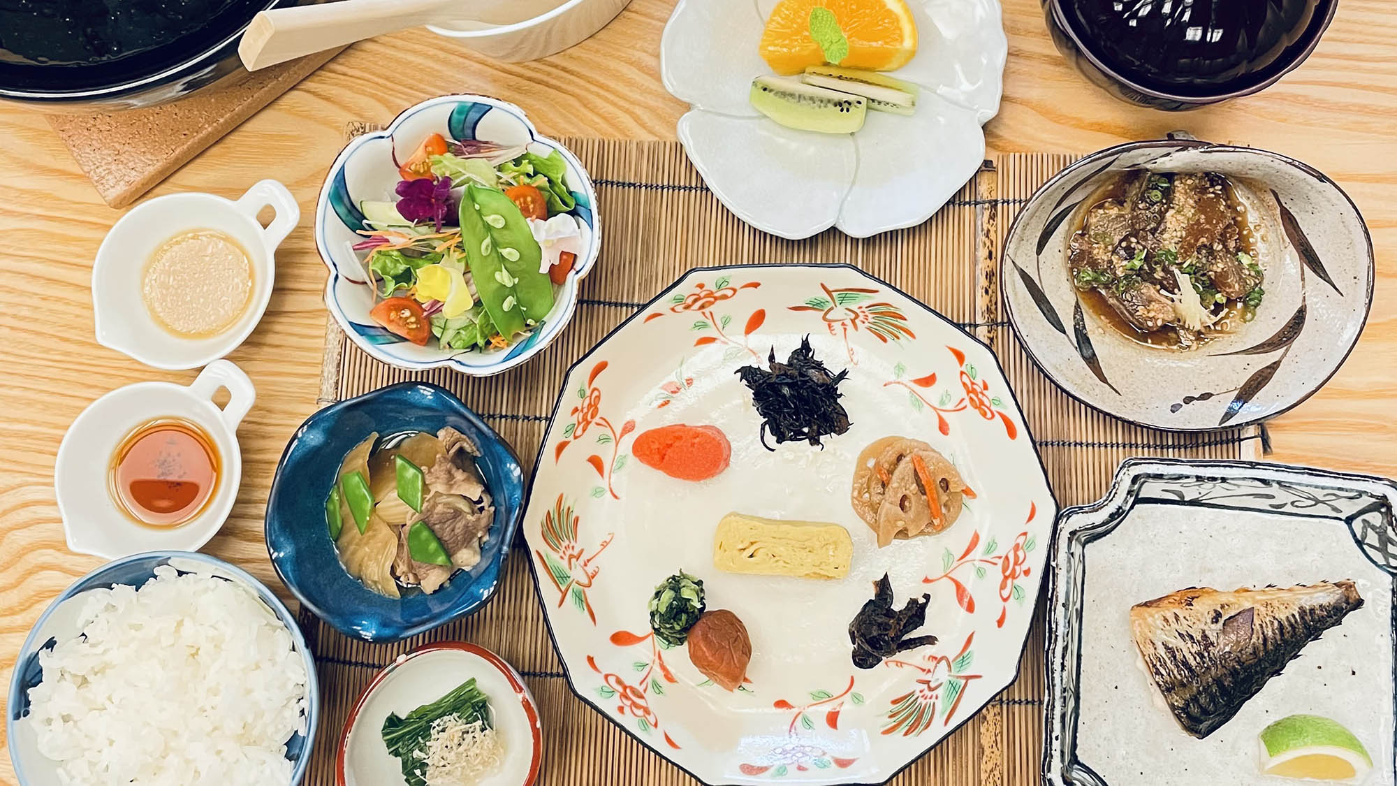 ・朝食一例。郷土料理「りゅうきゅう」もぜひご賞味ください