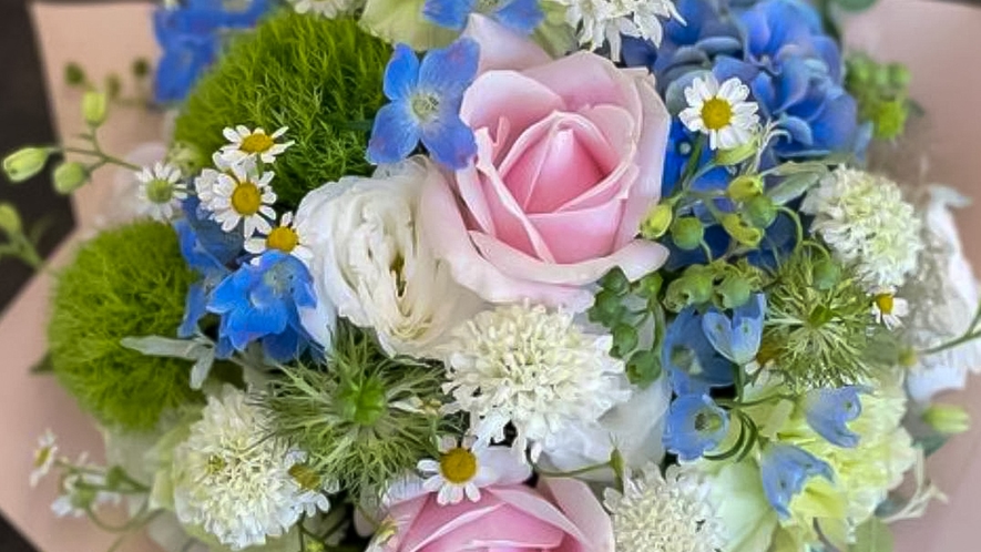 ・記念日のお祝いに花束をプレゼント（別途料金でご用意可能です）