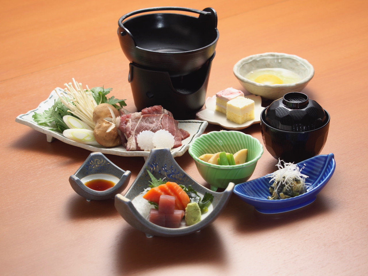 すきやき、しゃぶしゃぶからお選ぶいただけます、ご飯、具沢山の汁物が付きます