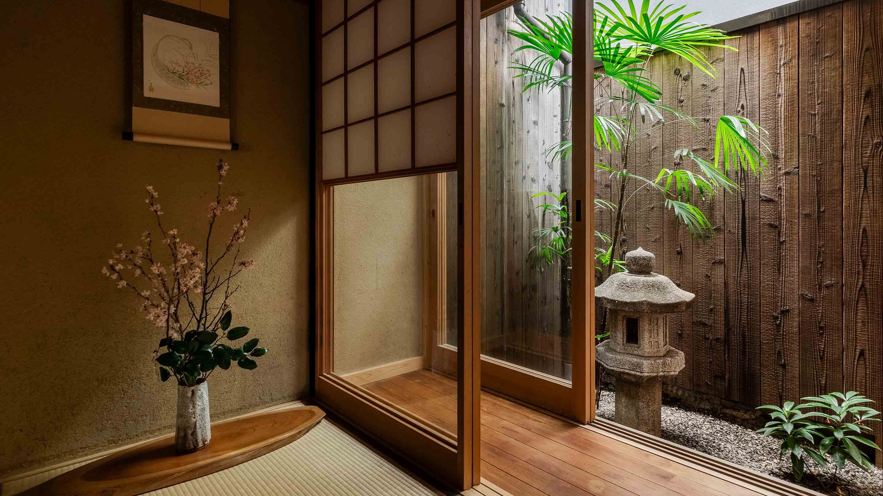 活込八角灯籠が凛とした佇まいの坪庭。四季折々の風と光、風情をもたらし、伝統的な京町家らしさをご体感いただけます。