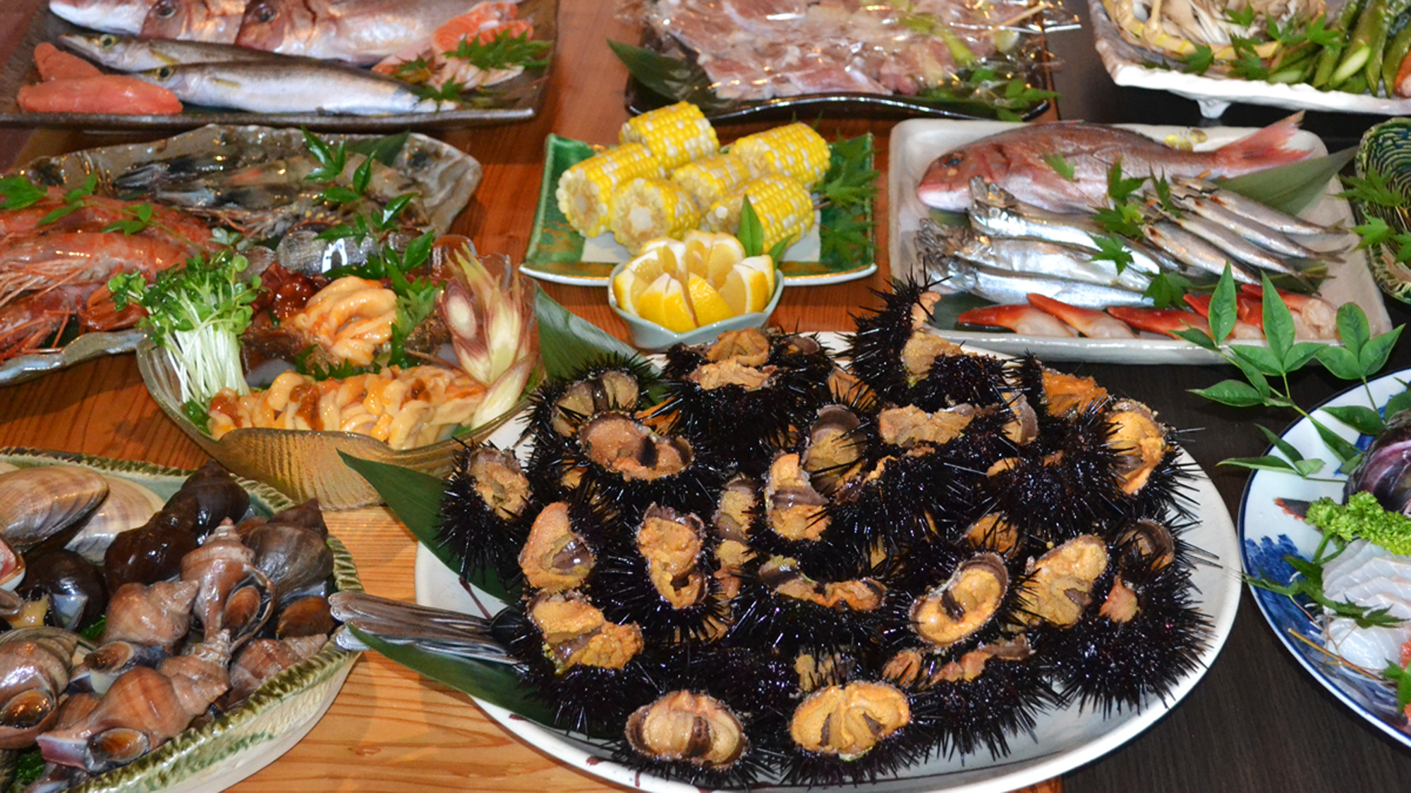 【お食事】通常の炉端料理に殻付きウニ盛が付いたプランです