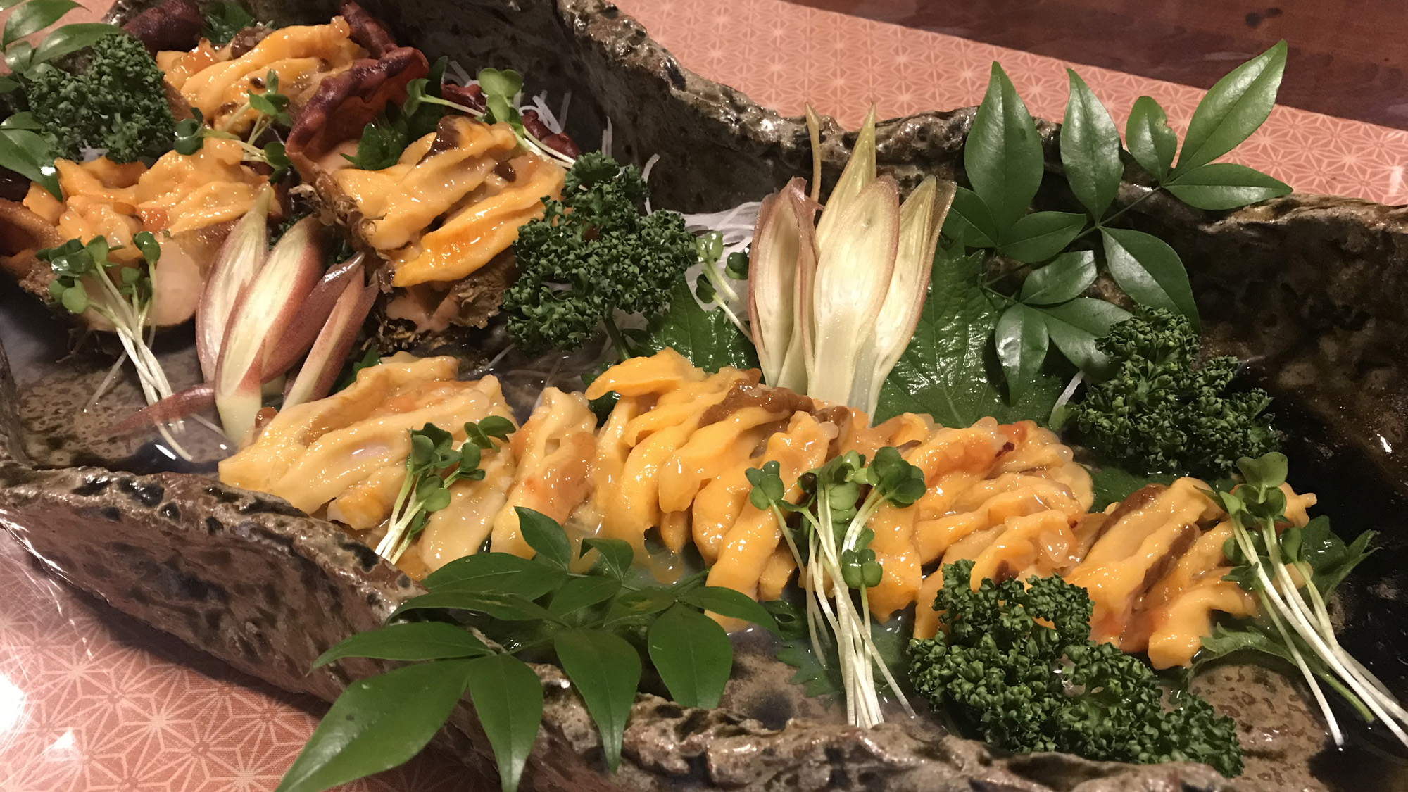 【お食事】新鮮なホヤの刺身は甘く、爽やかな潮の風味が口いっぱいにひろがります