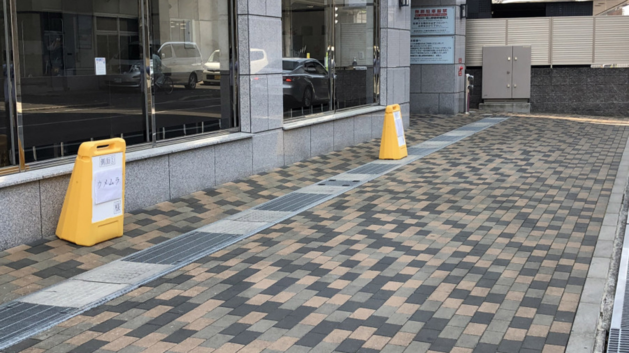 ホテル前側面駐車場　2台分