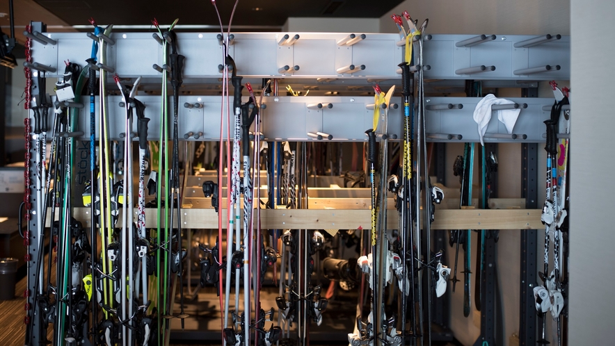【スキーバレー】(冬季のみ）お客様のスキー・スノーボード用具を大切にお預かりいたします。