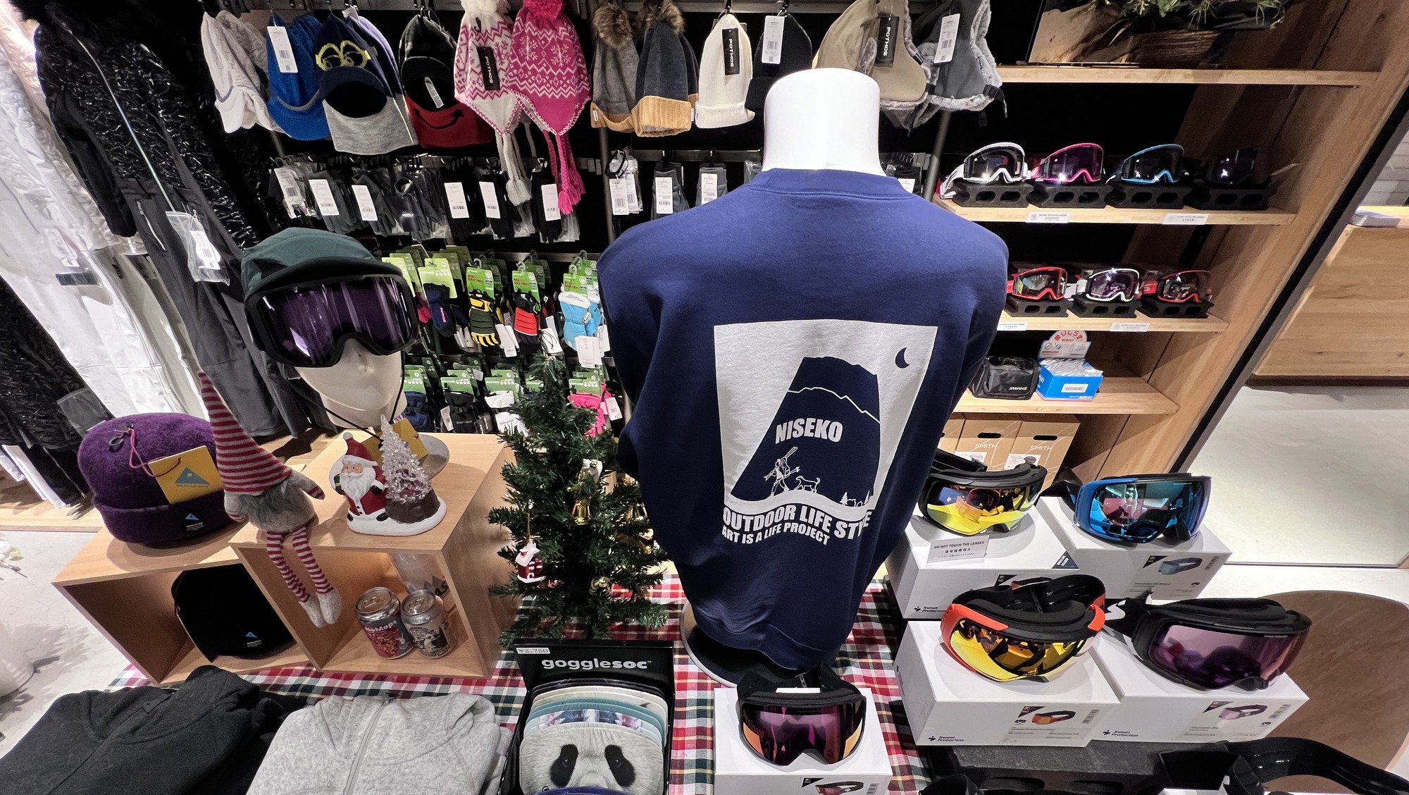 【shinra base】（冬季のみ）マウンテンリゾートを満喫するためのショップ。気軽に覗いてみて