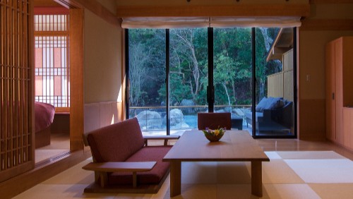 客室例【居待月】　紅のきれいさびが基調としたお部屋