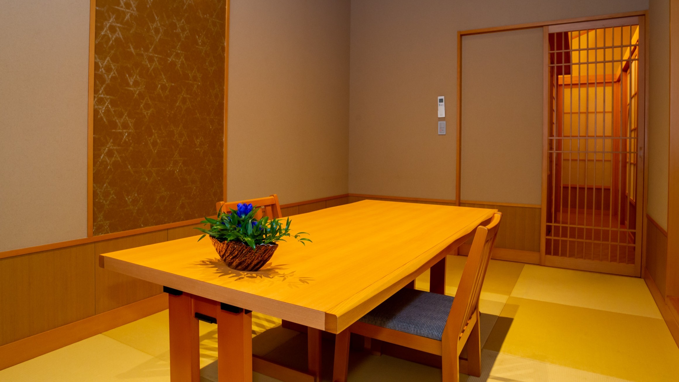 ダイニングルーム　ごゆっくりとお部屋食をお愉しみいただけます