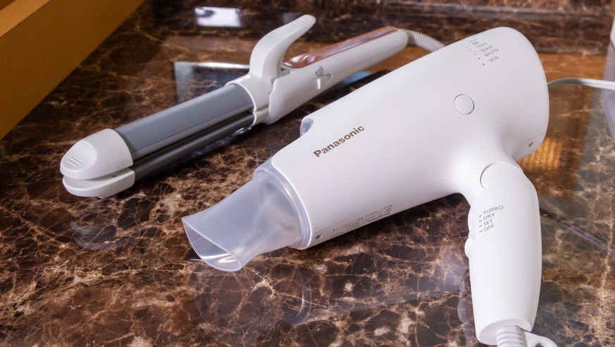 ドライヤーはお部屋に完備しております。