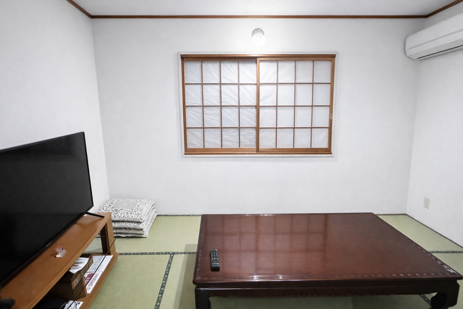 7名様まで泊まれます。 和室と洋室が一つになってとても広いお部屋でございます。 クイーンサイズ ベート1台 シングルベート 2台 ソファベート 1台 和室