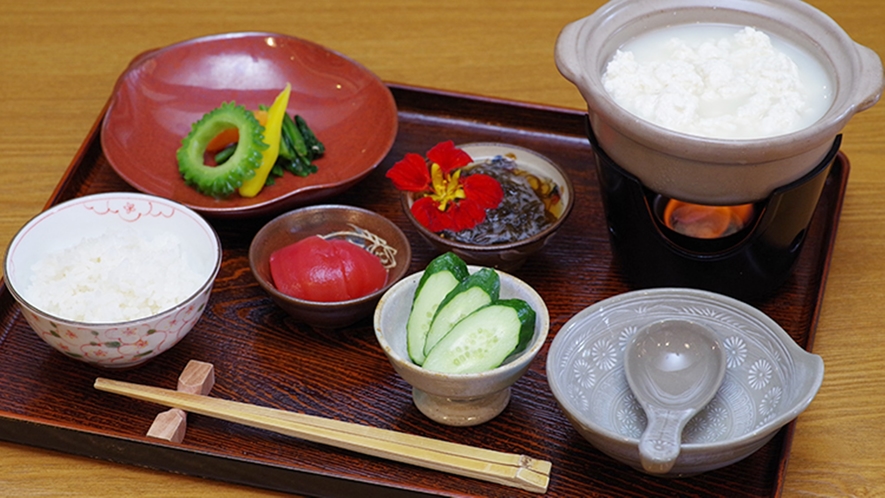 *朝食例／近隣の「あいあいファーム」で食べる、「手作りゆし豆腐ご膳」