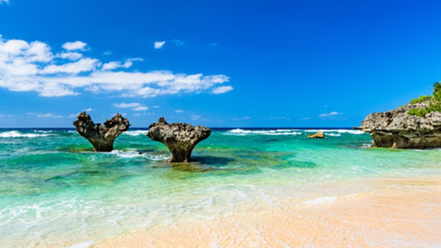 **ハートロックのあるティーヌ浜。「恋島」とも呼ばれる古宇利島で大切な人とステキな思い出を♪