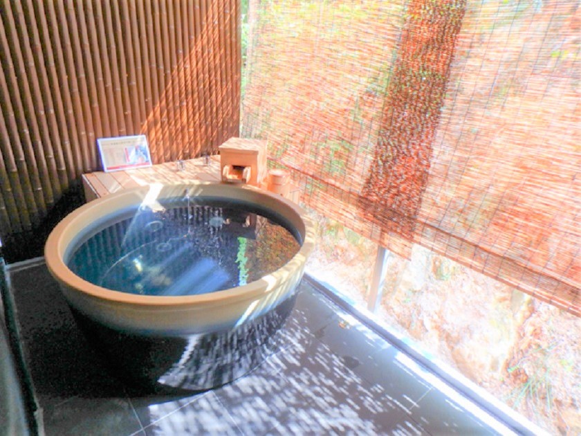 和美麗《信楽焼陶器客室露天風呂付》《28平米＋専用「半露天風呂」8平米》