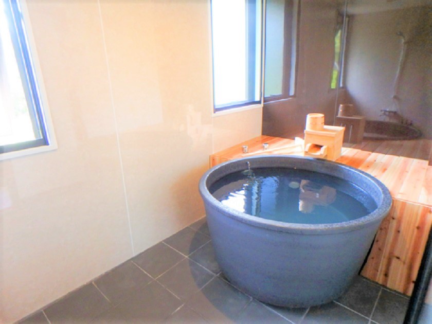 和モダン洋室《信楽焼陶器客室半露天風呂付》《22平米＋「専用半露天風呂スペース」5平米》