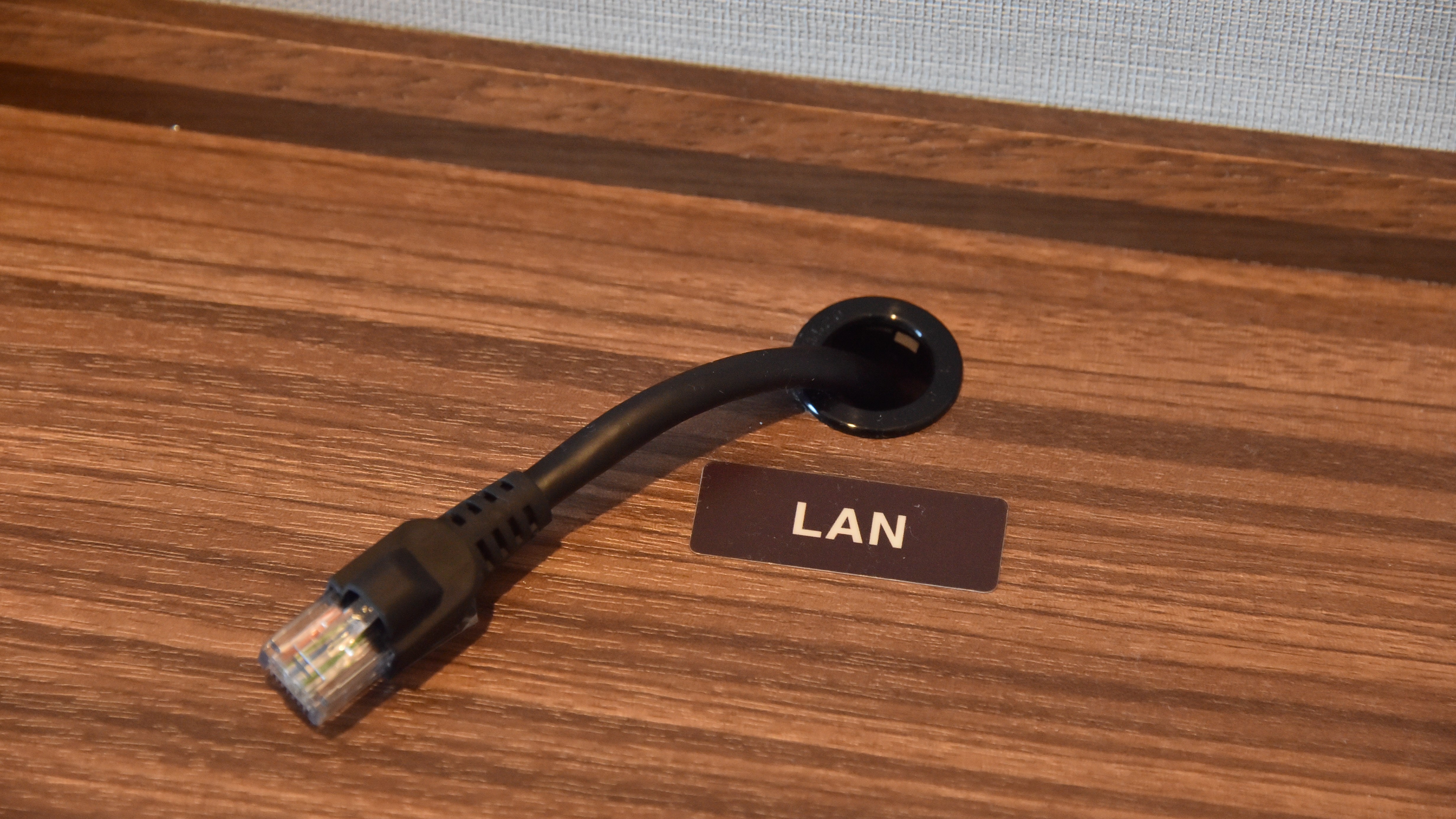 ◆LANケーブル◆  客室には無料WIFIの他にもLANケーブルをご用意しております。