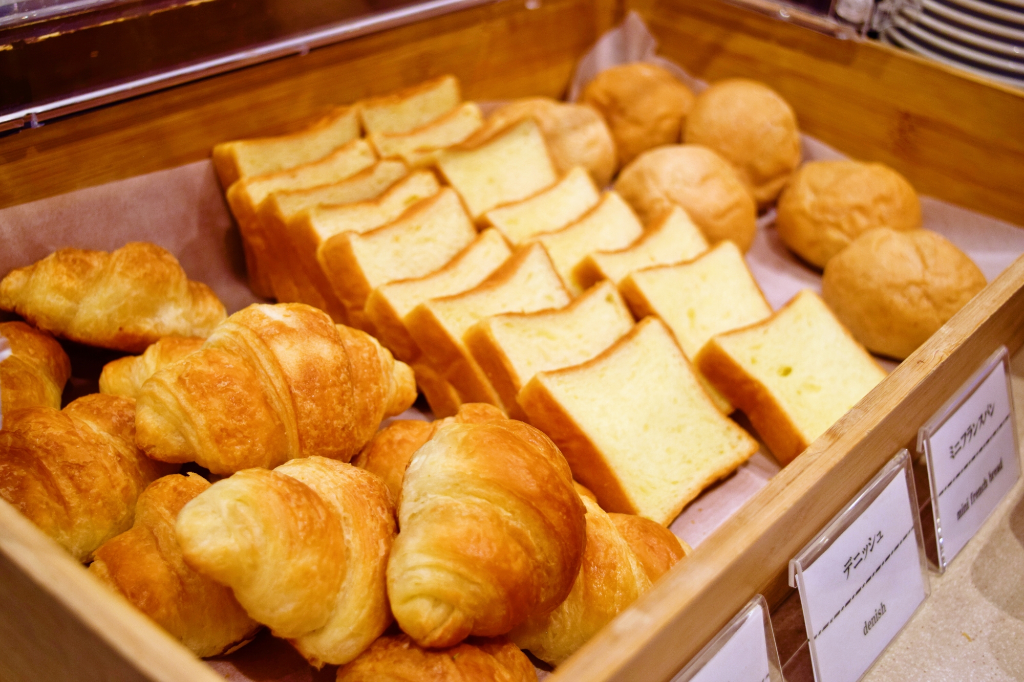 ◆パンコーナー◆（※イメージ）　朝は洋食派という方に、パンも取り揃えております。