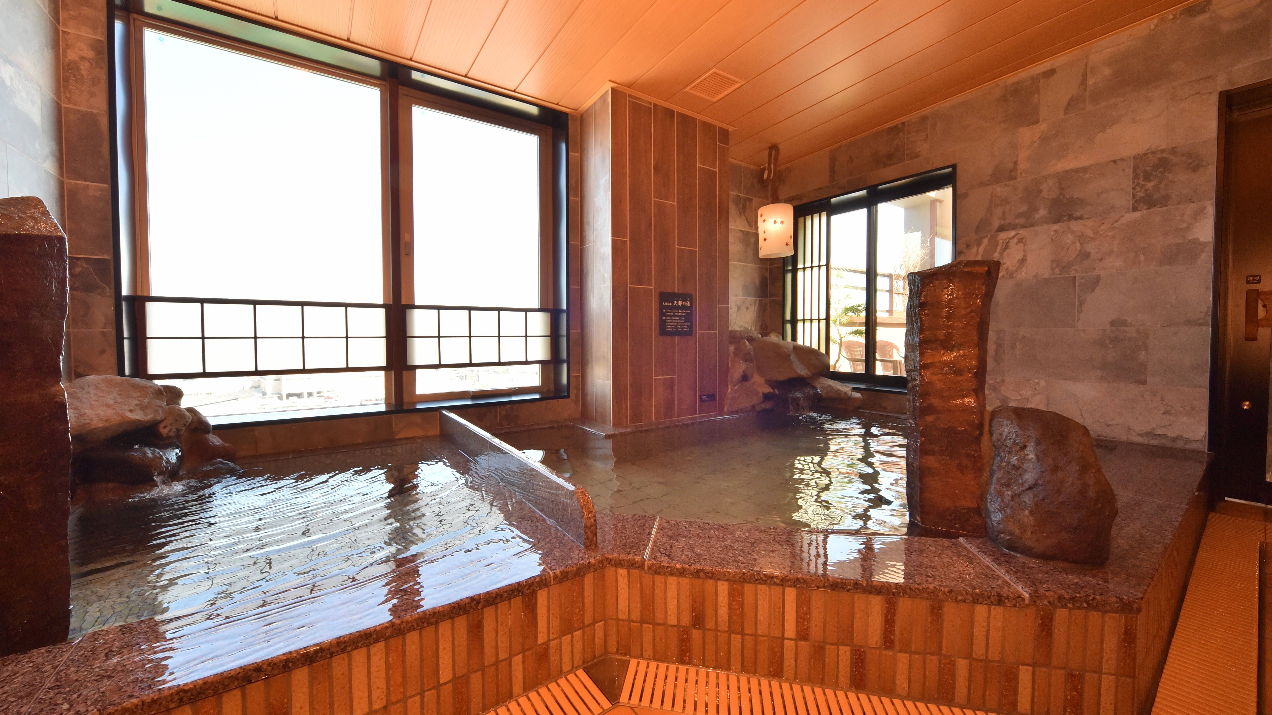 ◆男性大浴場◆　オホーツク海が一望できる地上9階展望大浴場(営業時間15：00～翌朝10：00)