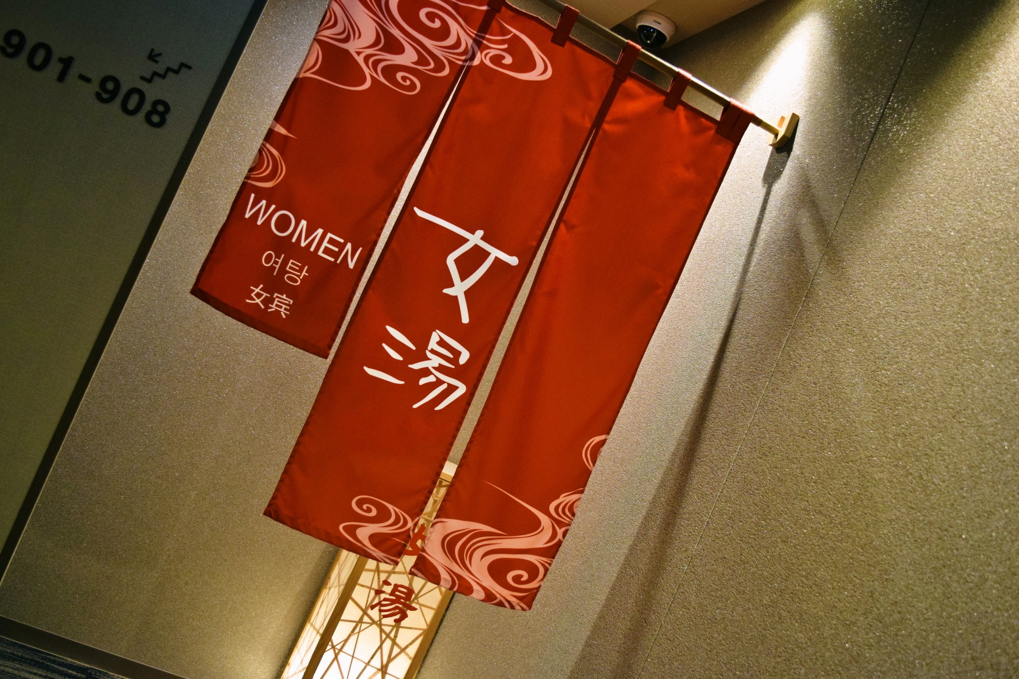 ◆女性大浴場入り口◆　【営業時間】15:00～翌10:00　