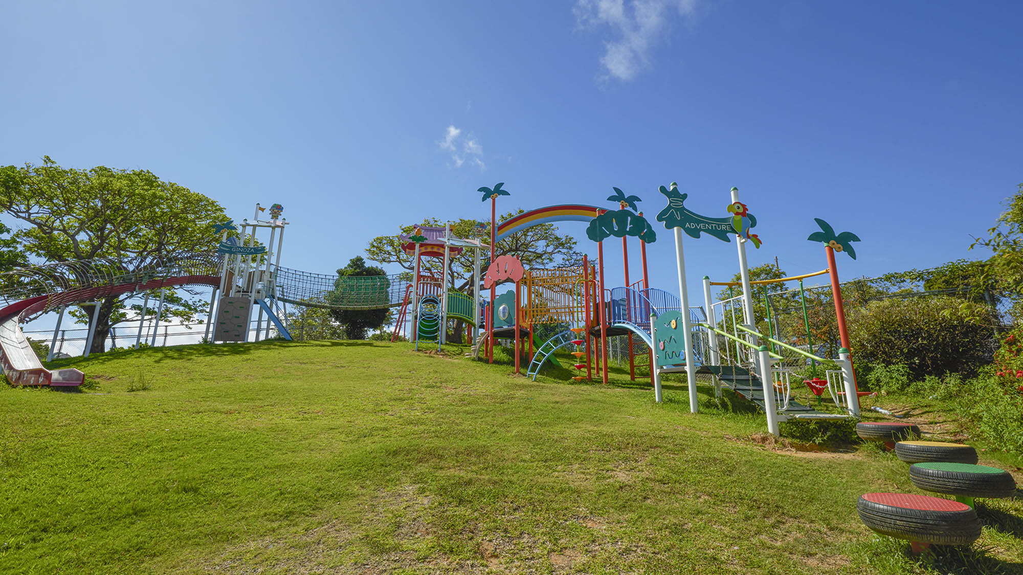 ・【宜野座村農村公園】当施設から徒歩約３分の大きな公園です、楽しいアスレチックにお子様も大喜び！