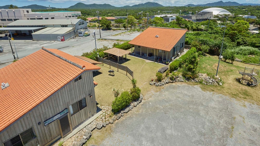 ・【外観】沖縄をテーマにした木造建築赤瓦の一棟貸しのペンションです