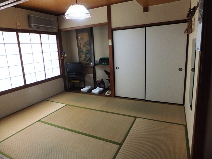A relaxing space - 6 tatami mat Japanese-style room - Why not try sprawling out on the tatami once in a while?