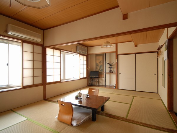 It is a Japanese-style room with 12 tatami mats ~ 6 tatami mats & times;
