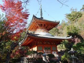 【三滝寺】境内には寺名の由来となった３つの滝があります。