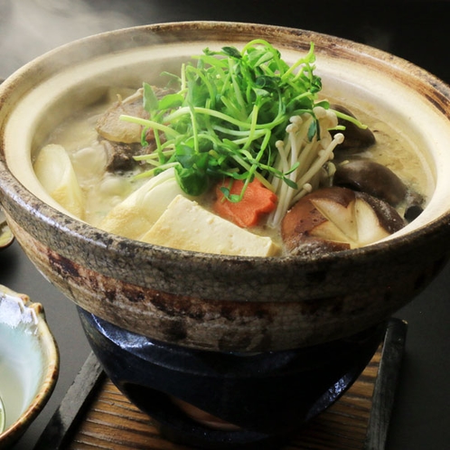 【夕食】自慢のしし鍋はゴボウからダシをとり、人吉の味噌で味付けしています。