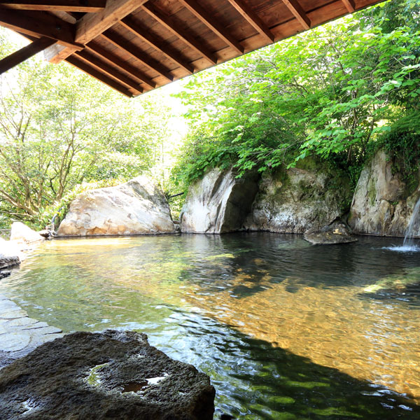 【温泉_男湯】自然の岩で作った大露天風呂です。